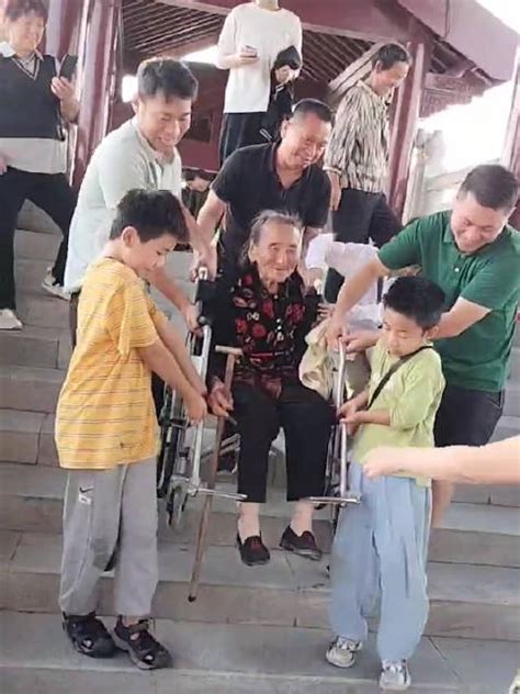 7个重孙抬着97岁老人旅游