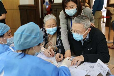 80岁老人打疫苗住院