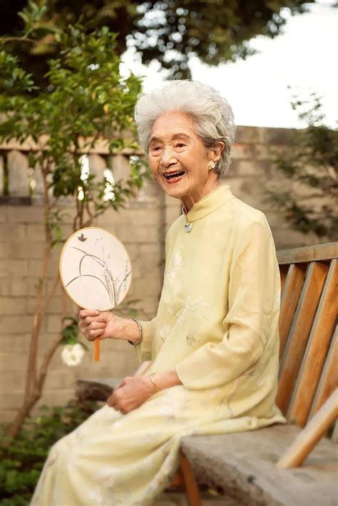 80岁跳舞网红奶奶照片