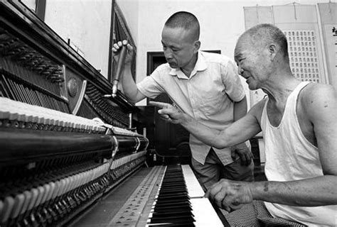 82岁老人抱儿子弹钢琴