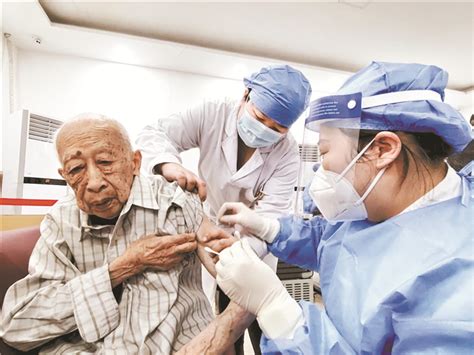 84岁老人打疫苗进展