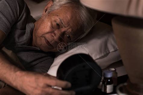 90岁老人晚上不睡老折腾是啥病