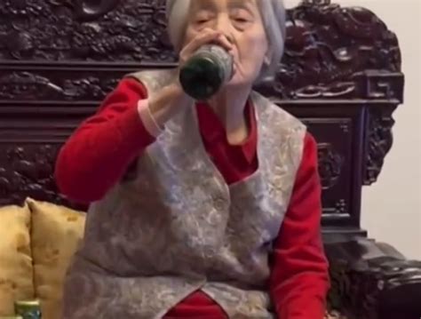 91岁姥姥错把啤酒当白酒